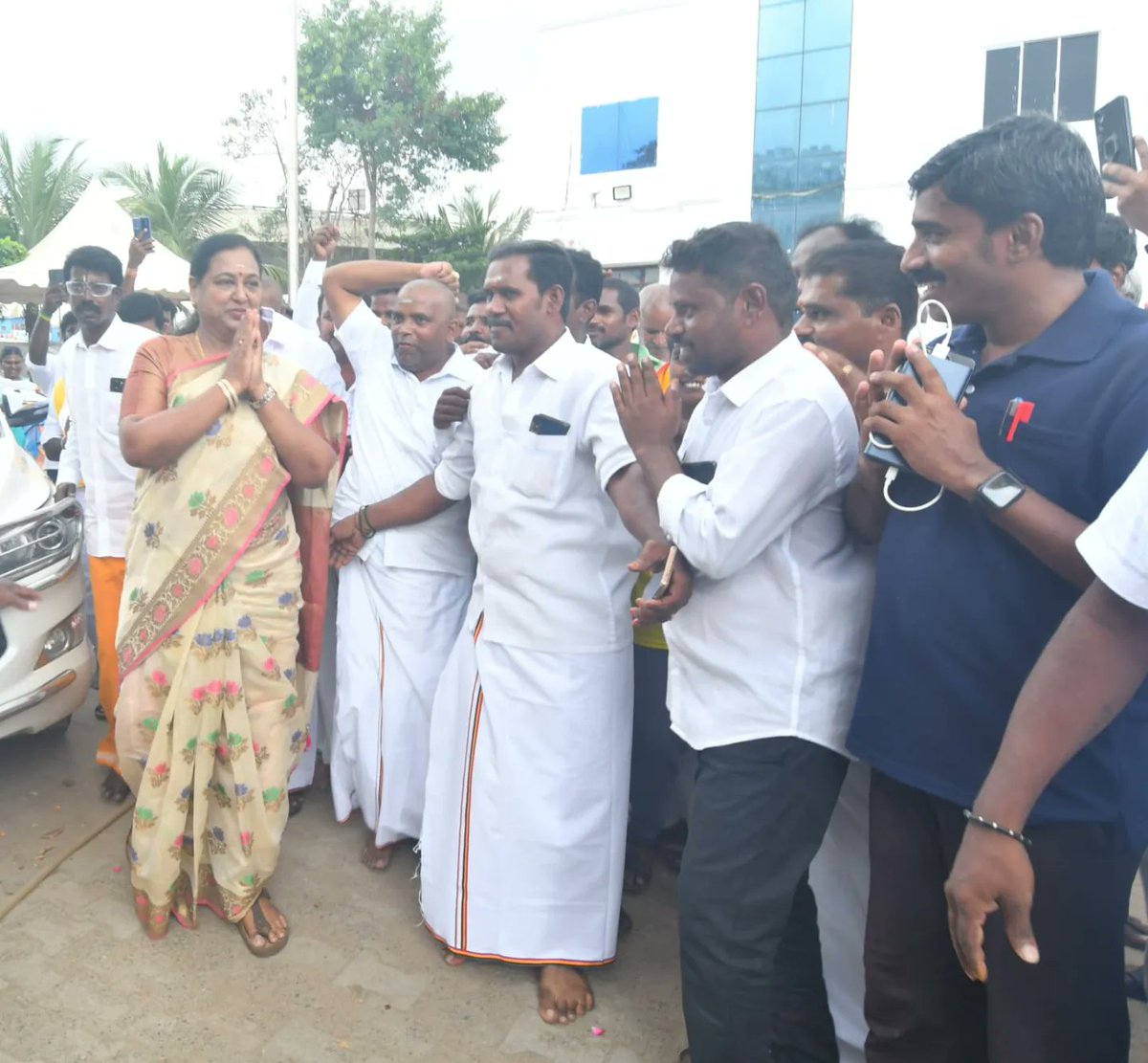 PremallathaDmdk's tweet photo. வாழ்ந்தவர்கோடி, மறைந்தவர் கோடி மக்களின் மனதில் நிற்பவர் யார்!

நமது பத்மபூஷன் கேப்டன் விஜயகாந்த் அவர்கள் என்றும் மக்கள் மனதில் நிலைத்திருப்பார்!

#captainvijayakanth #PremalathaVijayakanth https://t.co/fxPZJo2VwH