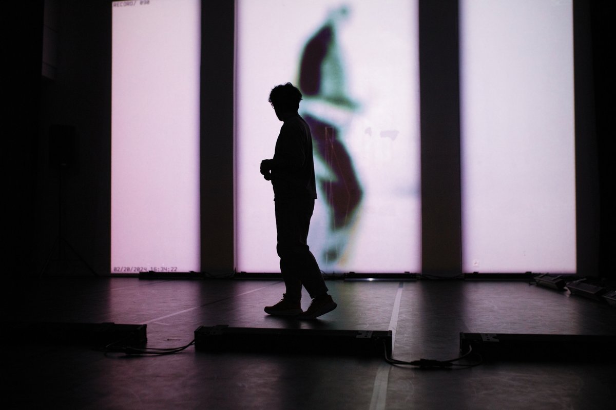 Wenn digitale Innovation auf den zeitgenössischen Tanz trifft, entstehen neue Möglichkeiten. Im Projekt MODINA Showcase (Movement, Digital Intelligence und Interactive Audience) wird dazu geforscht. Darunter auch das Tanzhaus NRW: tanzhaus-nrw.de/de/specials/th…
📷 Kris Moor