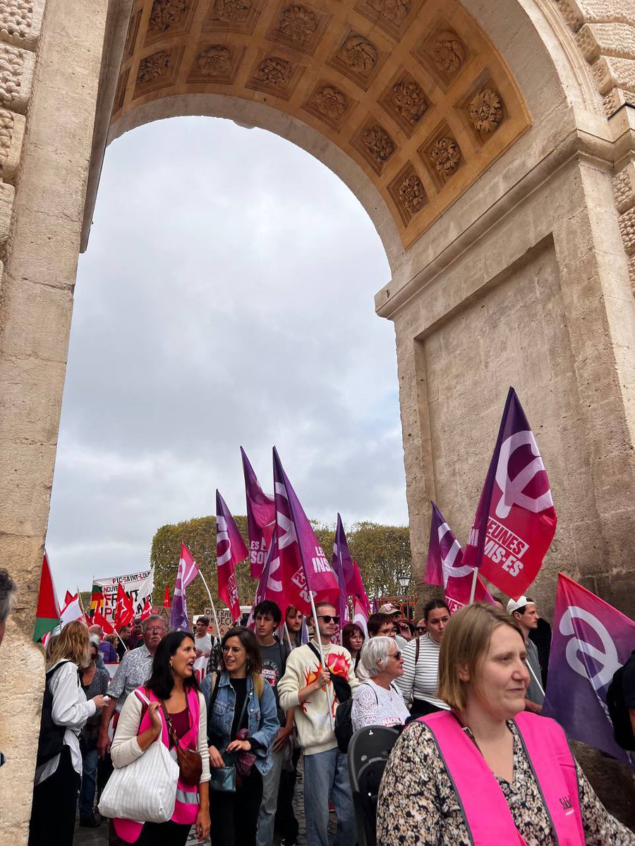 LFIMontpellier's tweet photo. 📢 Ce matin, nous étions 2500 dans les rues de Montpellier contre Macron et le nouveau gouvernement réactionnaire de Michel Barnier !

Face au déni démocratique et aux politiques de casse sociale, une seule solution : « Macron, destitution ! »

Pétition ➡️ https://t.co/wXqkYOs7h8 https://t.co/BhLzFFjvJ5