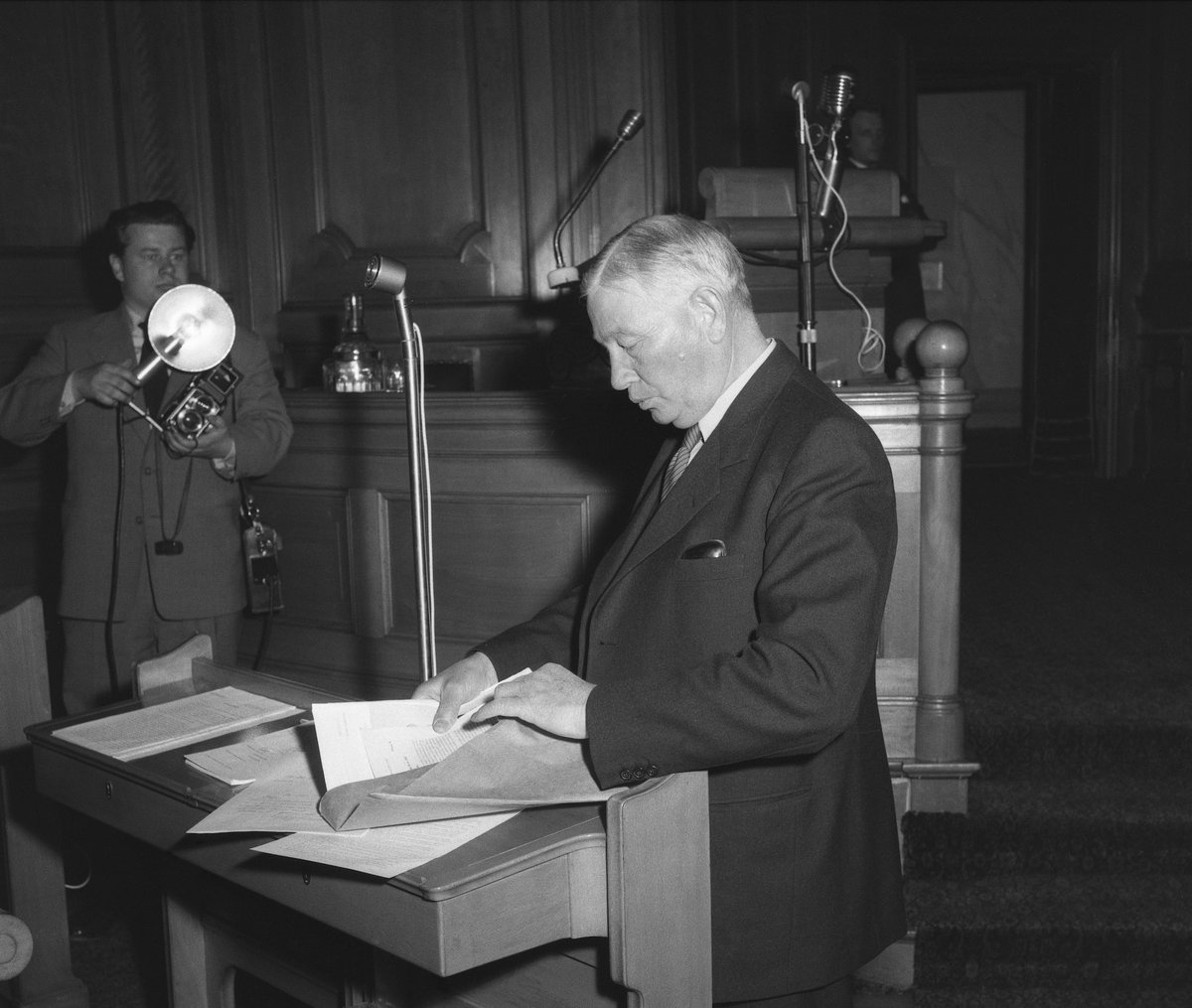 Riksdagens mediehistoria – ett bokprojekt skrivet tillsammans med Fredrik Norén och Johan Jarlbrink med fokus på stenografi, pappersflöden, mikrofon, voteringsapparat, rörpost. För medier har längre villkorat den parlamentariska politikens sätt att fungera pellesnickars.se/2024/10/riksda…