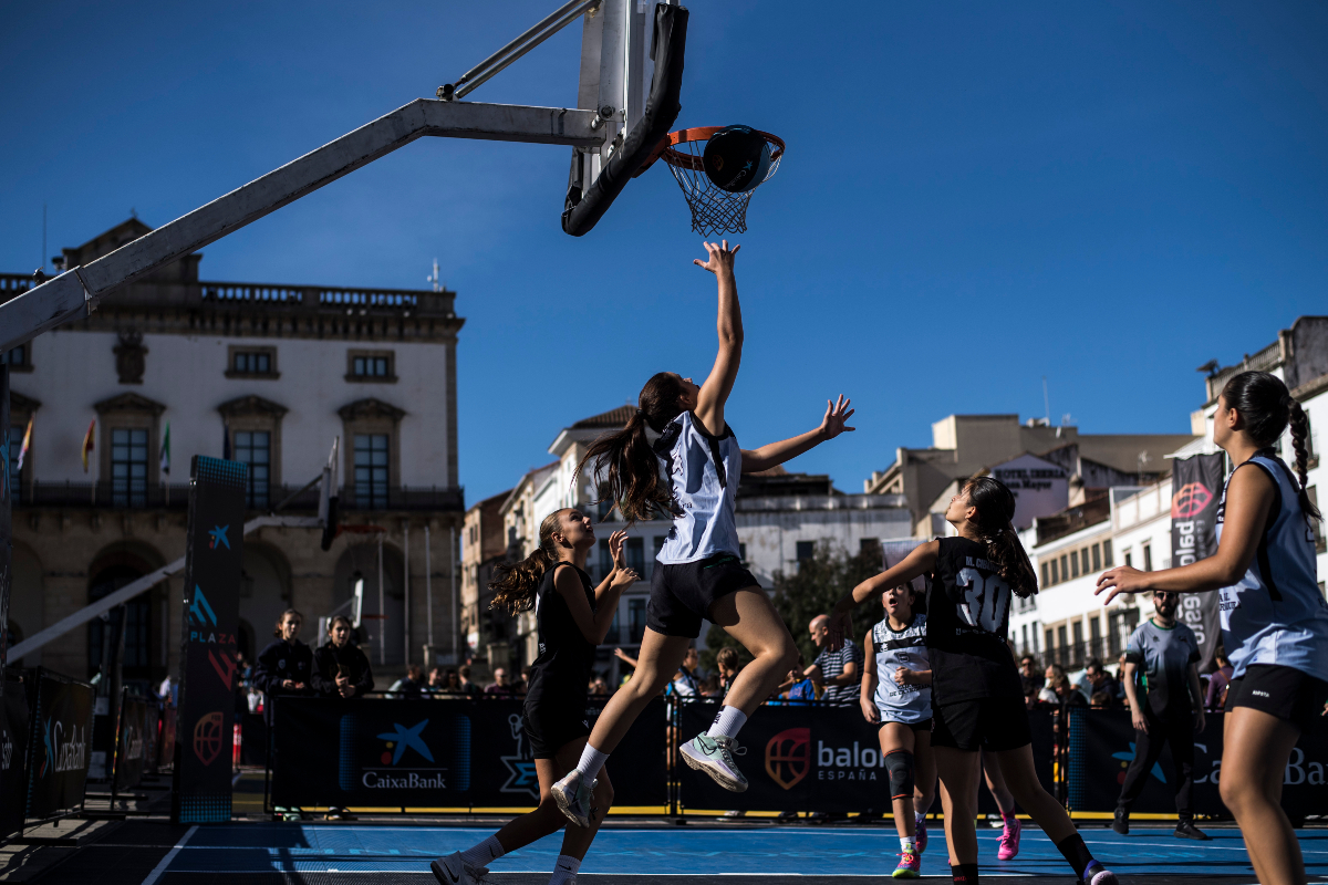 VoluntariosFEB's tweet photo. ¡Nuestro último Plaza 3x3 CaixaBank de estos meses en Cáceres! 🧡🏀

#voluntariosfebcaixabank 
#10añosvoluntariosfebcaixabank https://t.co/BH0PING8n5