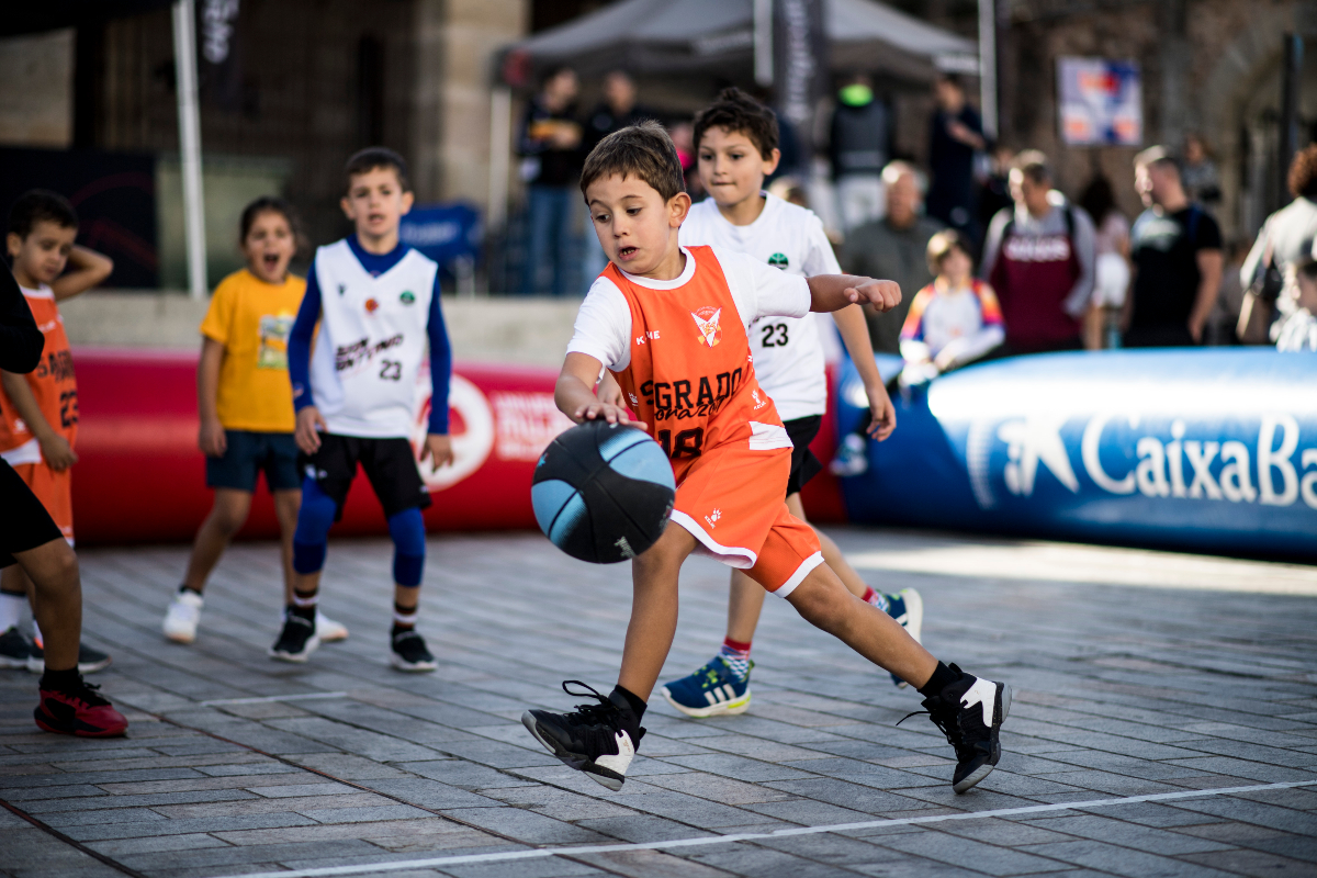 VoluntariosFEB's tweet photo. ¡Nuestro último Plaza 3x3 CaixaBank de estos meses en Cáceres! 🧡🏀

#voluntariosfebcaixabank 
#10añosvoluntariosfebcaixabank https://t.co/BH0PING8n5
