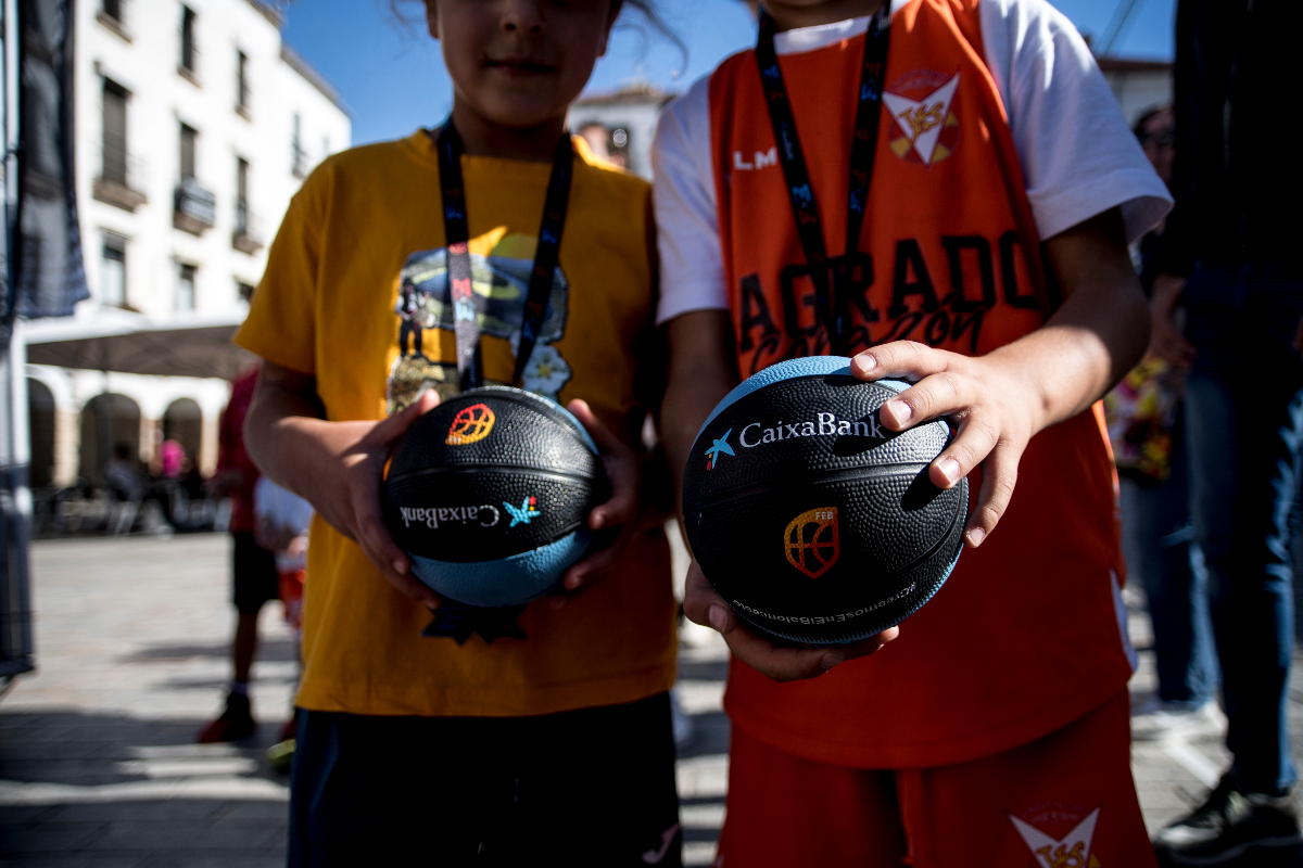 VoluntariosFEB's tweet photo. ¡Nuestro último Plaza 3x3 CaixaBank de estos meses en Cáceres! 🧡🏀

#voluntariosfebcaixabank 
#10añosvoluntariosfebcaixabank https://t.co/BH0PING8n5