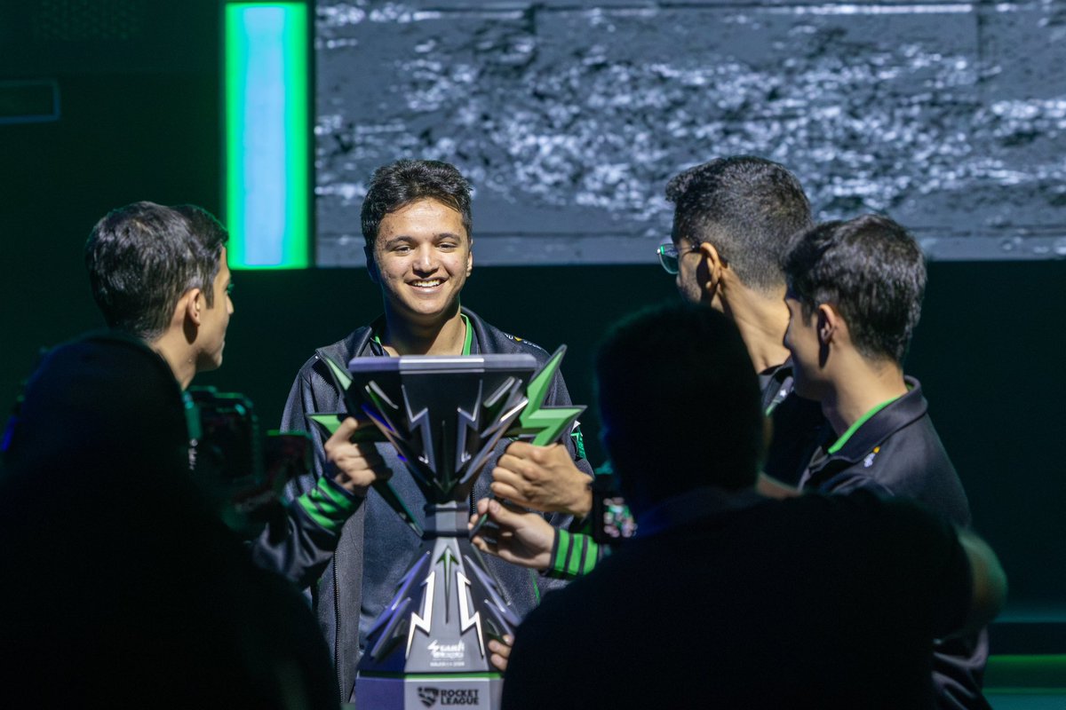 Saudi_Esports's tweet photo. الصقور @FalconsEsport يحتفلون بفوزهم بلقب أبطال النهائي الثالث لبطولة لعبة #RocketLeauge 🤩🏆

أبطال مبهرين بالأمس واليوم وكل يوم👏 https://t.co/1AgxDedHov