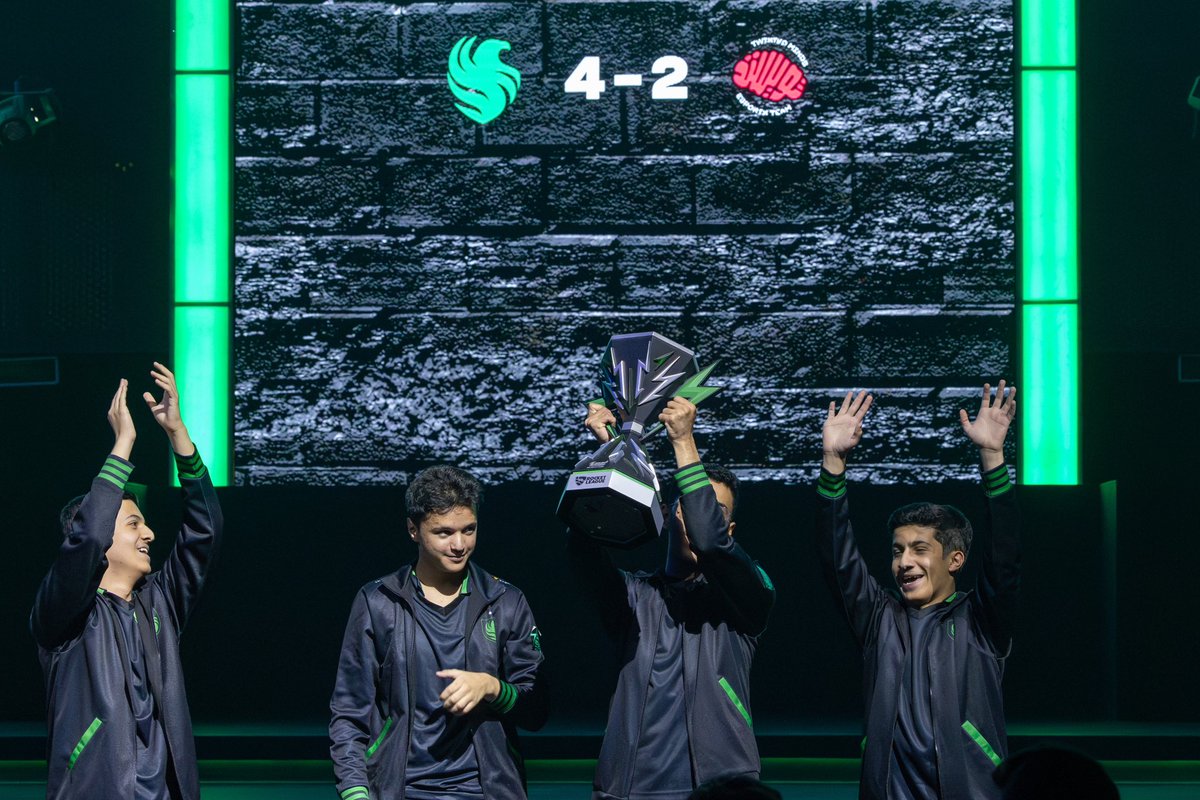 Saudi_Esports's tweet photo. الصقور @FalconsEsport يحتفلون بفوزهم بلقب أبطال النهائي الثالث لبطولة لعبة #RocketLeauge 🤩🏆

أبطال مبهرين بالأمس واليوم وكل يوم👏 https://t.co/1AgxDedHov