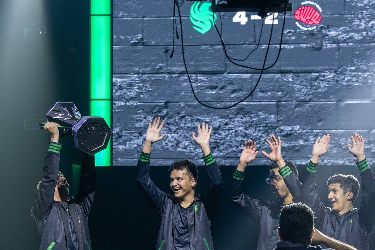 Saudi_Esports's tweet photo. الصقور @FalconsEsport يحتفلون بفوزهم بلقب أبطال النهائي الثالث لبطولة لعبة #RocketLeauge 🤩🏆

أبطال مبهرين بالأمس واليوم وكل يوم👏 https://t.co/1AgxDedHov