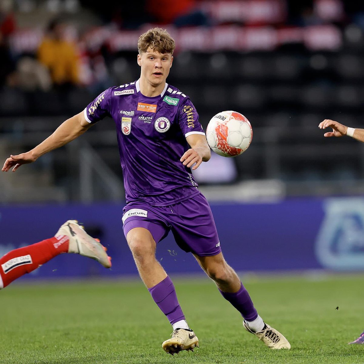austria_sk's tweet photo. Märchenhafte Premiere! #Robatsch sorgt mit Gold-Tor für den Dreier 💜👉🏼 https://t.co/NaNbsXDVxo

#ska #forzaviola https://t.co/pMXBYfBS60