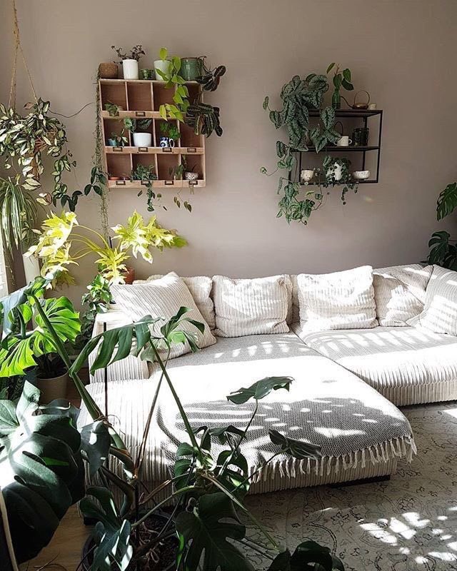 اعتني بي يالله فوق كل سماء وتحت كل أرض ضع أسوار طمأنينتك حول قلبي 🕯🪟