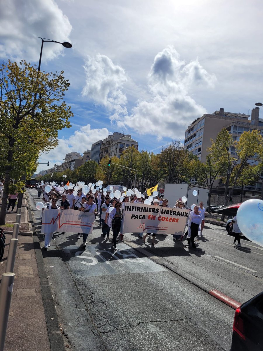 Idelencolere's tweet image. La manifestation des infirmiers libéraux en colère à Marseille a commencé, et il est temps de dire Stop ! Stop à 15 ans d'oubli, où nous avons été négligés et ignorés. Stop à une retraite à 67 ans, un âge inacceptable pour des professionnels usés par des années de travail…