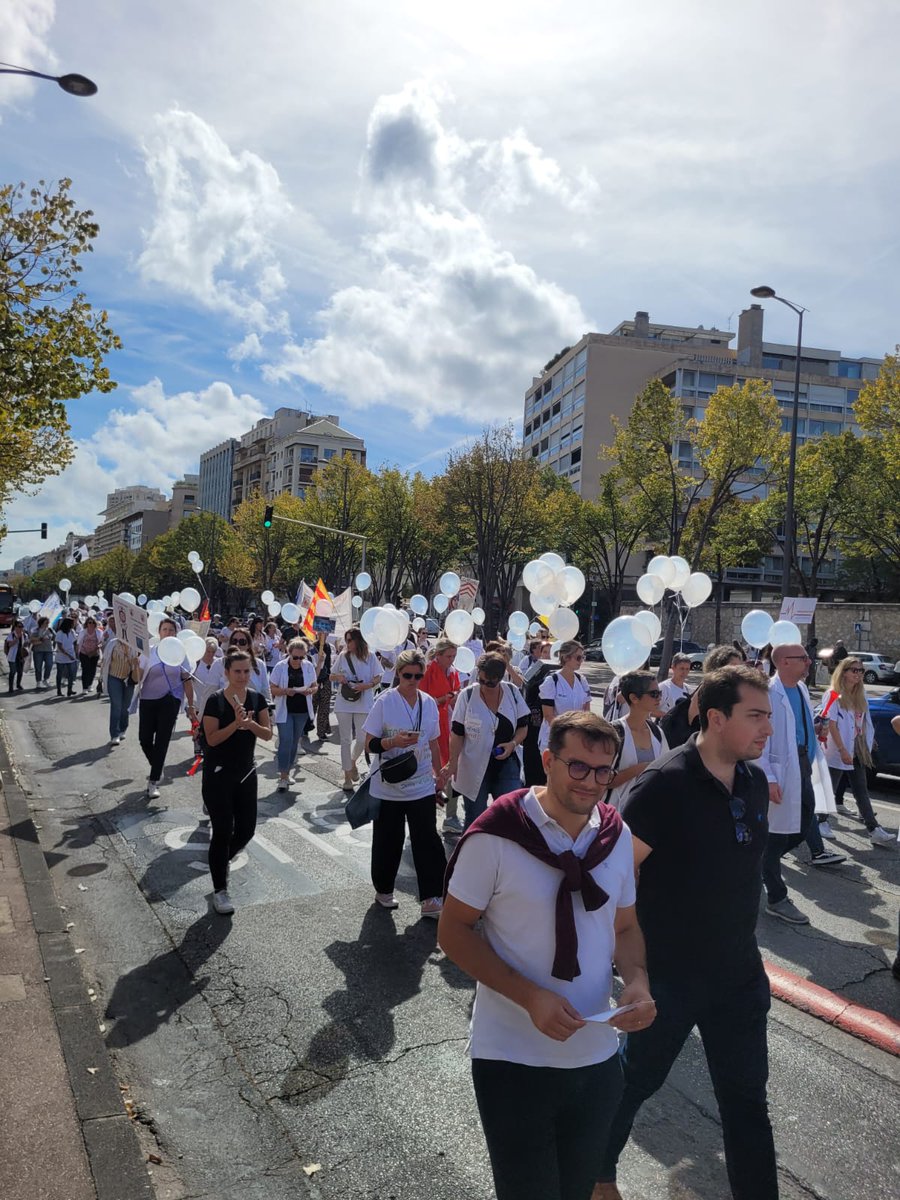 Idelencolere's tweet image. La manifestation des infirmiers libéraux en colère à Marseille a commencé, et il est temps de dire Stop ! Stop à 15 ans d'oubli, où nous avons été négligés et ignorés. Stop à une retraite à 67 ans, un âge inacceptable pour des professionnels usés par des années de travail…