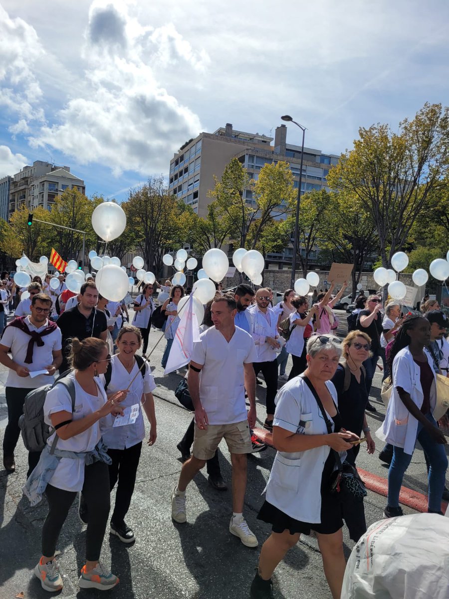 Idelencolere's tweet image. La manifestation des infirmiers libéraux en colère à Marseille a commencé, et il est temps de dire Stop ! Stop à 15 ans d'oubli, où nous avons été négligés et ignorés. Stop à une retraite à 67 ans, un âge inacceptable pour des professionnels usés par des années de travail…