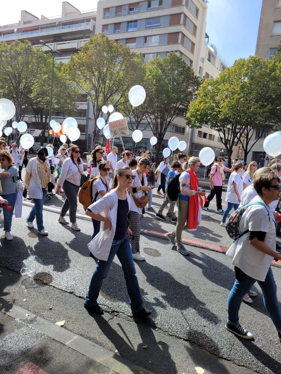 Idelencolere's tweet image. La manifestation des infirmiers libéraux en colère à Marseille a commencé, et il est temps de dire Stop ! Stop à 15 ans d'oubli, où nous avons été négligés et ignorés. Stop à une retraite à 67 ans, un âge inacceptable pour des professionnels usés par des années de travail…