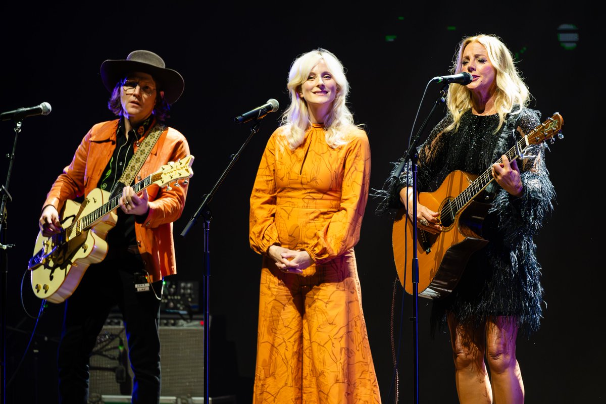 Whitehorse (@wearewhitehorse) on Twitter photo We’re so grateful to call her a true friend, so it was such an honour to help induct her into <a href="/CSHFmusic/">Canadian Songwriters Hall of Fame</a> on Saturday with our take on one of her biggest hits. We thought we’d properly capture it in the studio to share with all of you before we took the stage at <a href="/masseyhall/">Massey Hall</a>. We’re so grateful to call her a true friend, so it was such an honour to help induct her into <a href="/CSHFmusic/">Canadian Songwriters Hall of Fame</a> on Saturday with our take on one of her biggest hits. We thought we’d properly capture it in the studio to share with all of you before we took the stage at <a href="/masseyhall/">Massey Hall</a>.