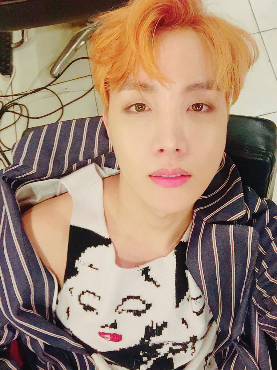Hope_shine218's tweet photo. 8 years ago Hobi selcas 
[161001 BTS Twitter update]
🐿️ #HN #HopeNight 

#jhope #제이홉 https://t.co/eveTQasAKl