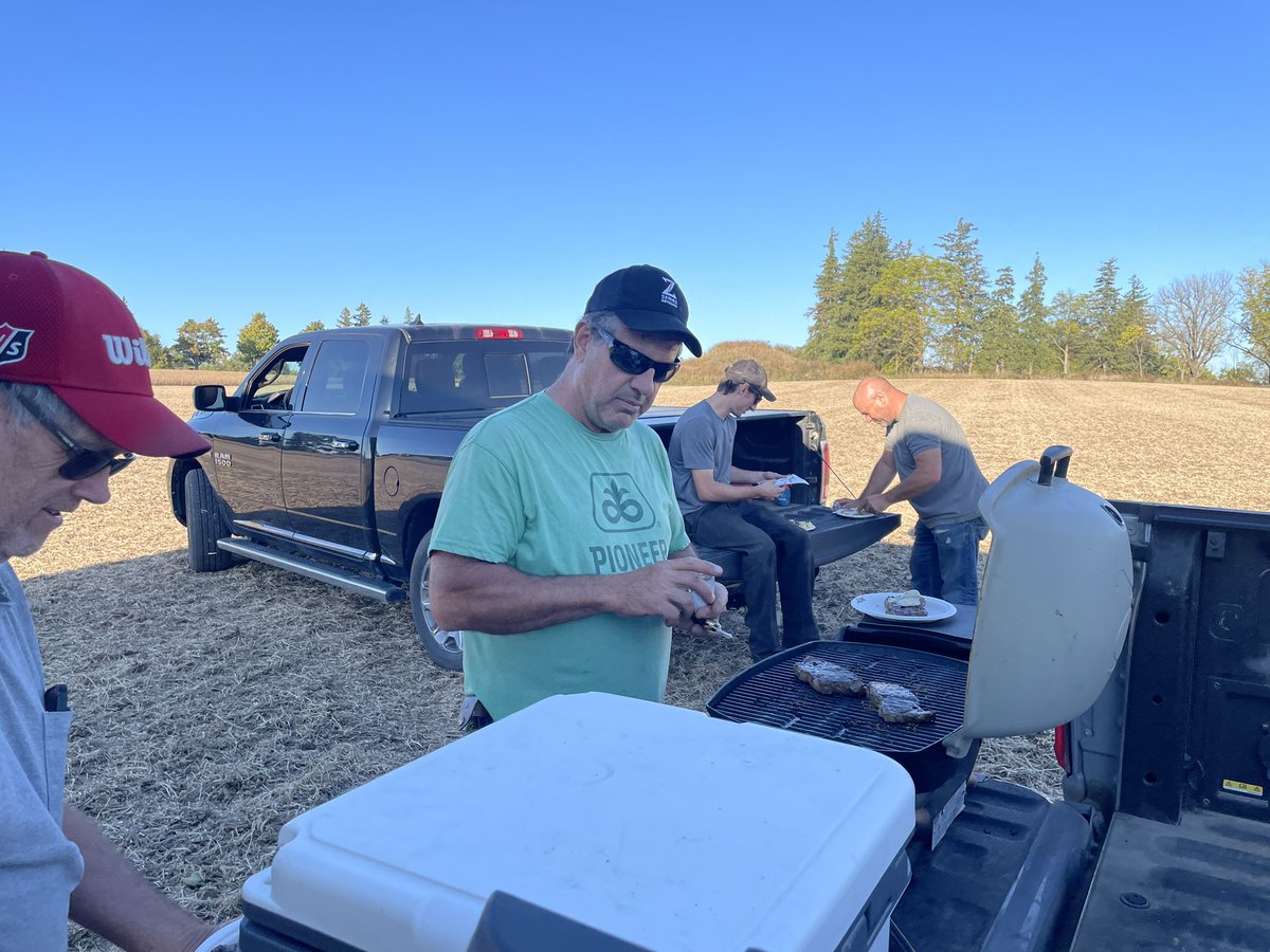 ScoutingFields's tweet image. Super happy with @PioneerSeedsCA new #Zseries soybeans. @Cheech_Cheech of course turned it into a field party. 🎉 
Thanks to @jburkholder_ @burkholderfarms @burkholder_rich 
Thankful for another beautiful fall harvest day! #yieldchampionsclub