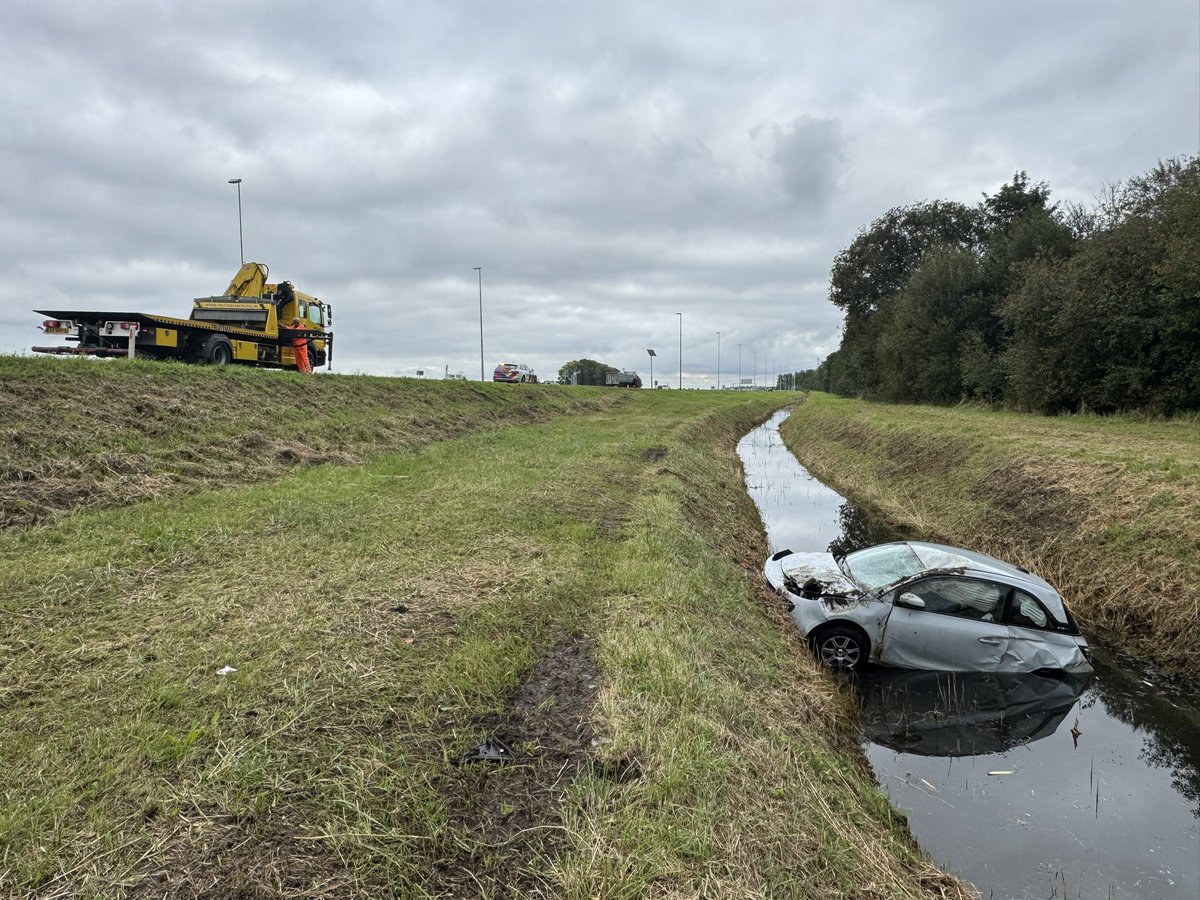 📍N33 #Zuidbroek | Momenteel is de lus van Veendam naar de A7 richting Winschoten afgesloten wegens een eenzijdig ongeval. Hulpdiensten zijn ter plaatse. Bergingsbedrijf is bezig om de auto uit de sloot te halen. Bestuurder is overgebracht naar het ziekenhuis. <a href="/RWSverkeersinfo/">Rijkswaterstaat Verkeersinformatie</a>