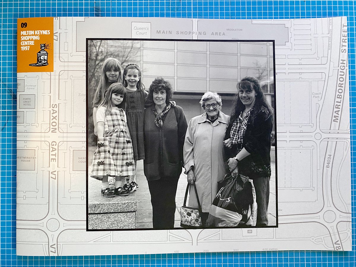 Who's got two thumbs and has produced a photo zine of portraits of random people taken in 1997 in Milton Keynes shopping centre? This guy!
etsy.com/uk/listing/178…