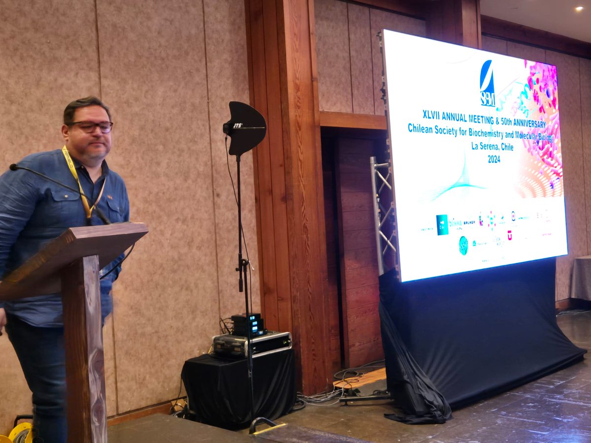 CbvUnab's tweet photo. Hernán Salinas Grenet presenta  sobre factores de transcripción en el desarrollo de raíces bajo estrés combinado de baja fosfato y sal en la XLVII Reunión Anual SBBMCh 2024. #Bioquímica #BiologíaMolecular https://t.co/ChVVQzUoXe