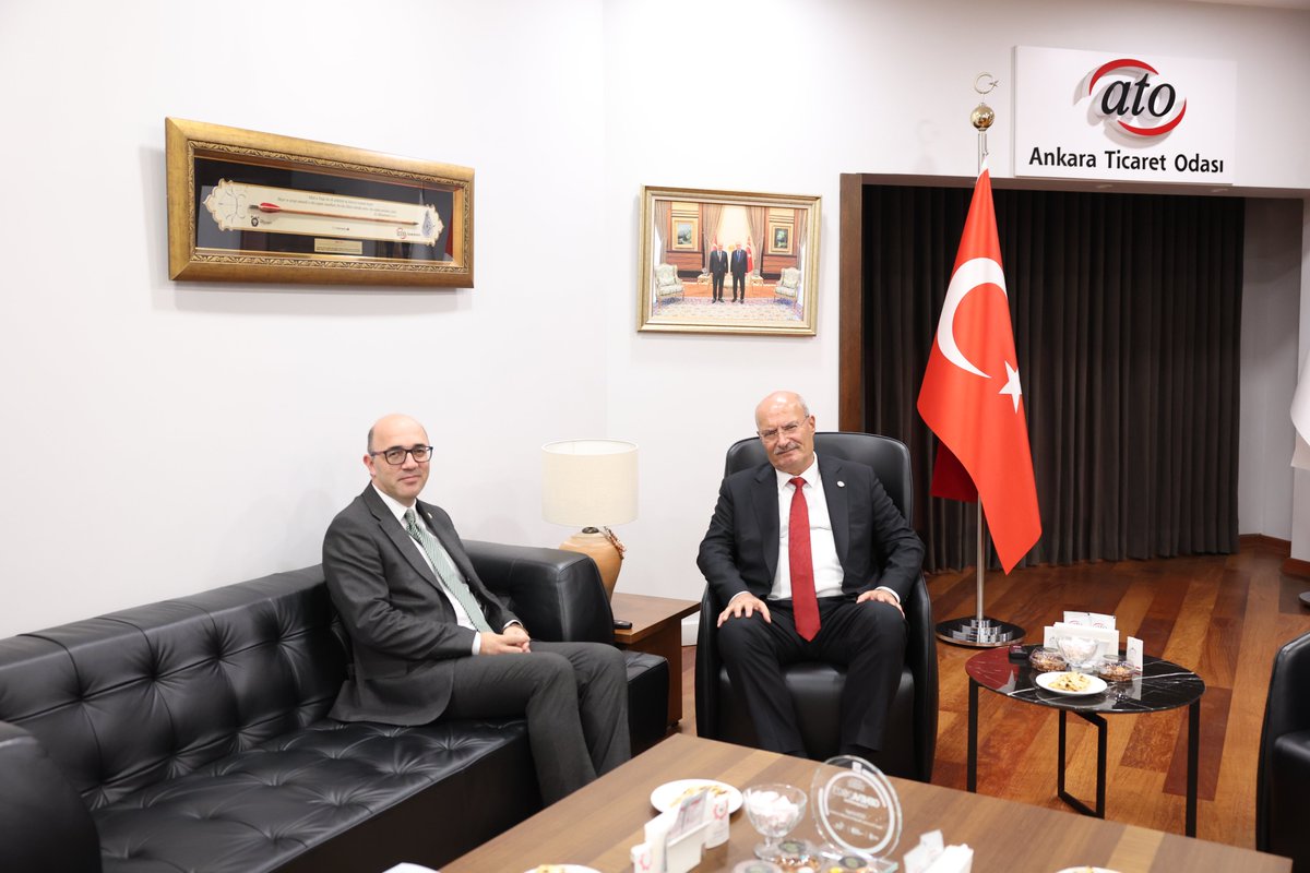 ATOkurumsal's tweet photo. Ankara Ticaret Odası Başkanı @GurselBaran, ATO’nun 39 No’lu Lastik, Jant, Akü Toptan ve Perakende Satış-Servisi Meslek Komitesi Başkanı Fatih Çalışkan’ı kabul ederek, çalışmaları hakkında bilgi aldı.
@FatihCaliskan06 https://t.co/fJpzTjkDrZ