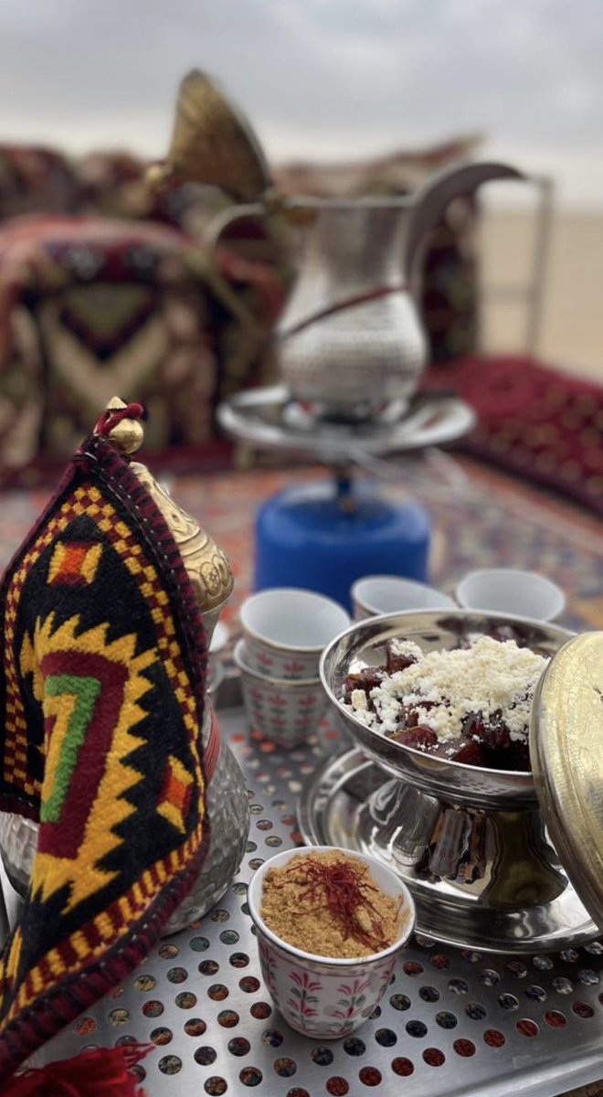 على دلتن مآهي مثل قهوة آلآترآك
بهآ زعفرآن وهيـل وآلبـن خولآني
.
آسلطن مع آلفنجآل آلآول بدون إدرآك
ويوقظ سبآت آلفكر فنجآلها آلثان