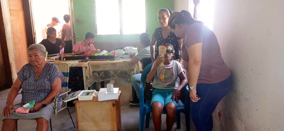 conviteac's tweet photo. Como parte de nuestro soporte humanitario, el pasado 26/09 pudimos apoyar con lentes para visión de cerca y de lejos a niños, niñas y personas mayores del sector Munegro del Municipio Sucre, en el Edo. Sucre. En el caso de los infantes, las dificultades visuales tiene un impacto en su desempeño escolar, al igual que para las personas mayores en su vida diaria. #SomosConvite