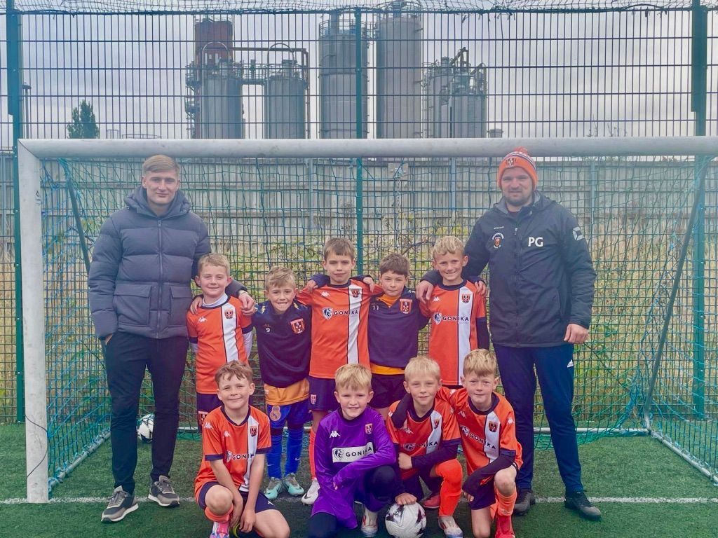 StratfordTownFC's tweet image. LAFFS SUPPORTS THE COLTS
Dan Lafferty turned up on Saturday morning to support Phil Glover manager of Stratford  Town Colts U9s in Coventry. #followthebards #1club