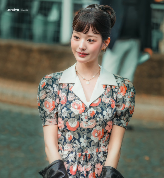 AboutMusicYT's tweet photo. Wonyoung is a flower at the Miu Miu Fashion Show. https://t.co/AZm2DpkXGT
