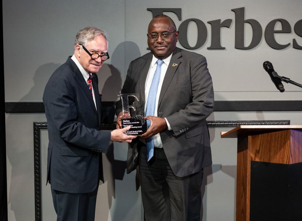 Rawbank_sa's tweet photo. Une reconnaissance internationale à fort impact pour Rawbank, et au-delà, pour le secteur financier congolais ! 🇨🇩

@Rawbank_sa a reçu le prestigieux Forbes Best of Africa Innovative Banking Award, remis à Mr Christian Kamanzi, Directeur Général Adjoint par Mr Kip Forbes, Vice-Président de @Forbes USA.

Cette distinction reflète notre engagement à offrir  des solutions innovantes qui répondent aux problèmes pratiques des Congolais dans un cadre sécurisé. Elle met également en lumière le rôle stratégique du secteur bancaire congolais dans la région, véritable moteur de bancarisation et d'inclusion financière.

Félicitations à tous les Rawbankers, et merci à nos clients pour leur confiance, qui nous pousse à repousser les limites de l’innovation.

#Rawbank #AuDelaDuneBanque