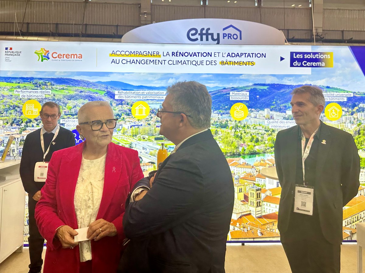Mme <a href="/FrancoiseGatel/">Françoise GATEL</a> Ministre déléguée chargée de la Ruralité, du Commerce et de l'Artisanat a profité de sa visite à <a href="/Batimat/">BATIMAT</a> pour s'arrêter sur le stand du #Cerema et échanger avec <a href="/LaurentARNAUDLA/">Laurent ARNAUD</a>, Responsable du Département #BâtimentsDurables.
#Batimat #batimat2024 #batiment