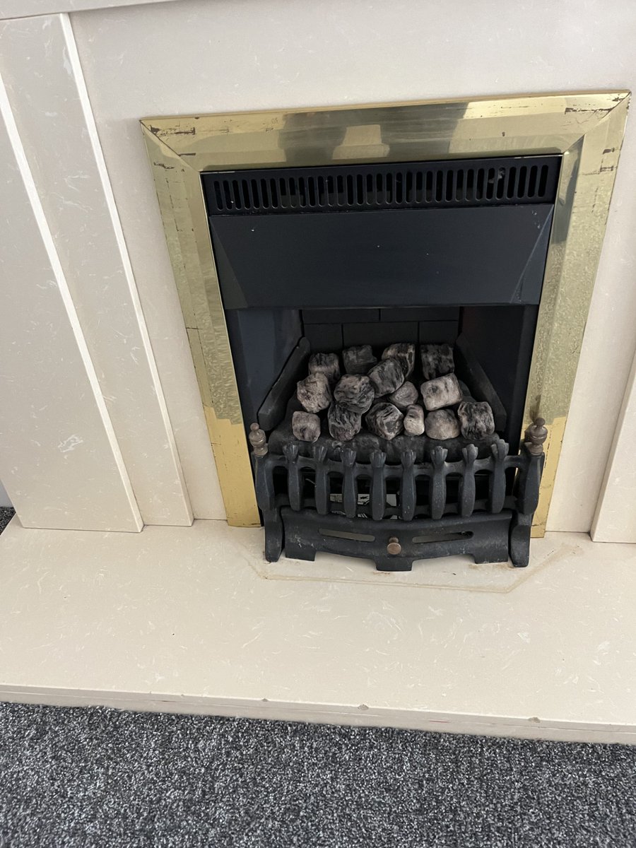 AssuredPlumbers's tweet image. Before and after.. Our gas engineer Neil has replaced an old damaged fire with a new replacement ready for the new tenant's to move in 🔥🏠 #gasfire #focalpointfire #gasengineer #TenantedProperty #aldridge #Walsall #westmidlands #assuredplumbing