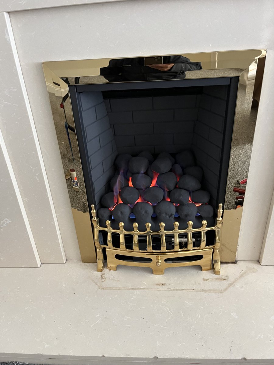 AssuredPlumbers's tweet image. Before and after.. Our gas engineer Neil has replaced an old damaged fire with a new replacement ready for the new tenant's to move in 🔥🏠 #gasfire #focalpointfire #gasengineer #TenantedProperty #aldridge #Walsall #westmidlands #assuredplumbing