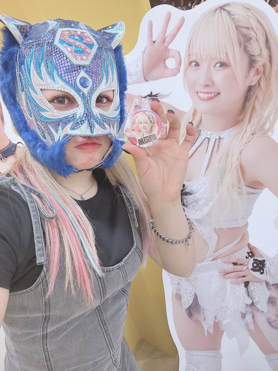 今回もタワレコ1番乗りーっ🐯🖤 サイン書いてきたからぜひ見に行ってね