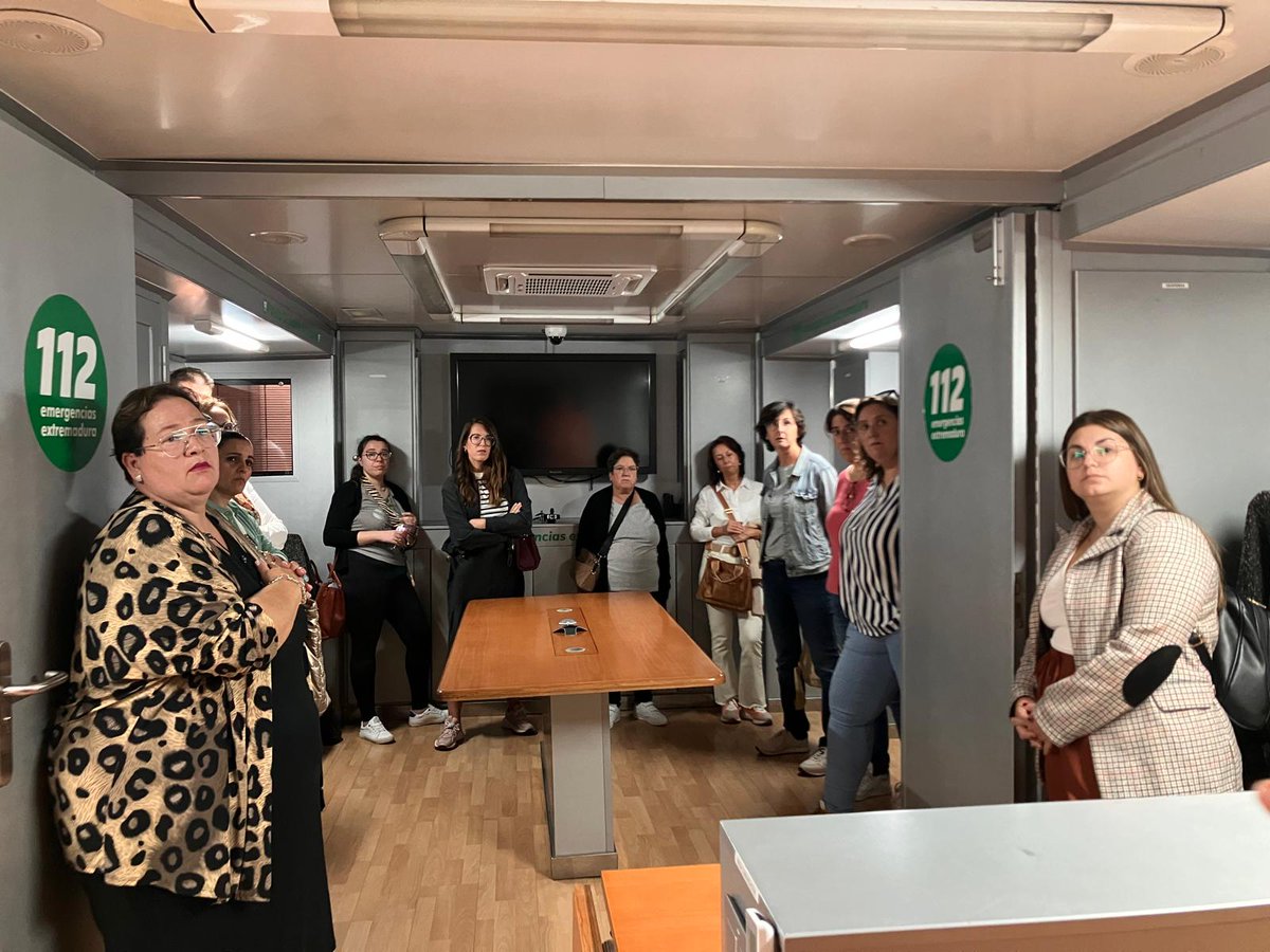 JuntaEx112's tweet photo. 📸#Visita112 #112CentroAbierto Centro de Formación Vegas y Serena de @DonBenito ,del curso de #Teleasistencia han conocido las instalaciones #112Extremadura.  
📲Recepción de llamadas,
🦺 Activación, coordinación y seguimiento de los Recursos 🚒🚑🚁🚔🚨👮‍♀️🚓 https://t.co/itLNNUZzIk