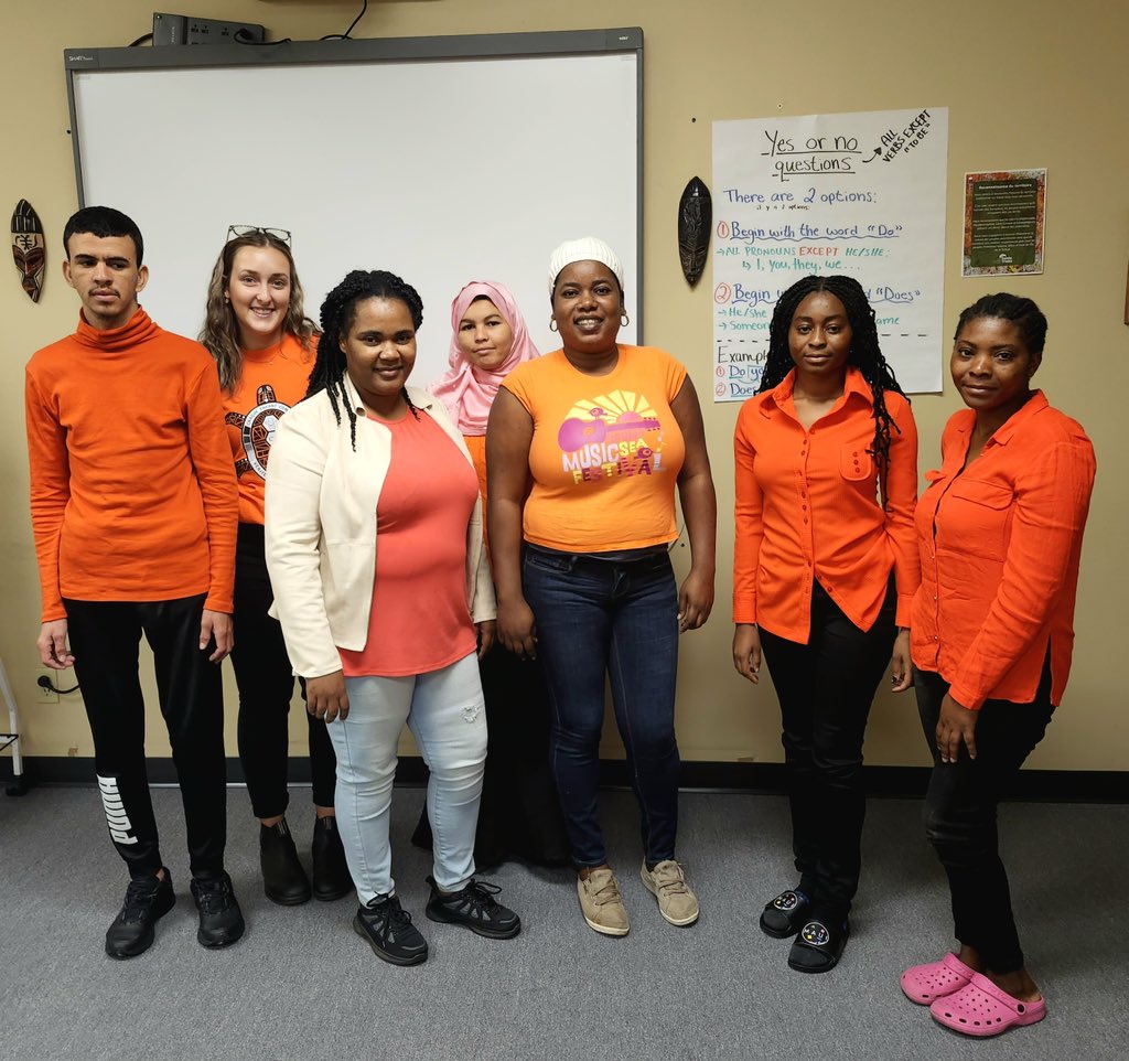 Hier, nos élèves ont appris sur les peuples autochtones et l’histoire des pensionnats dans le cadre de la 4e Journée annuelle de la vérité et de la réconciliation. Voici une belle photo de Mme Lehoux avec ses élèves portant du orange pour honorer cette journée importante.