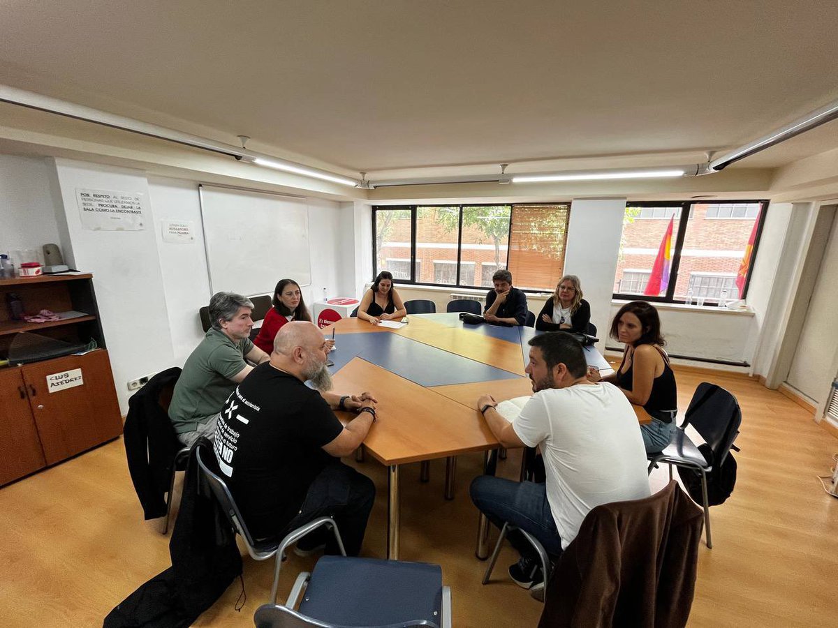 IU_Madrid's tweet photo. 📱 @orange_es pretende ejecutar un ERE injusto y esta mañana @AlvaroAgFa y @CarolCordero_N se han reunido con @CCOO_MasOrange para trasladar todo el apoyo a la plantilla.

Frente al modelo de la precariedad laboral, nuestra apuesta firme por el empleo y las condiciones dignas. https://t.co/1PbY8IH09L