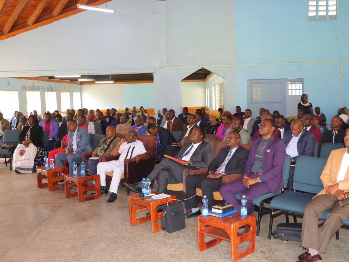 EAK_Kenya_'s tweet photo. Rev. Kepha Nyandega, General Secretary of EAK addressing over 200 clergy gathered at KAG Christian Center, Nakuru.
@Knyandega highlighted the critical issues affecting the Church in Kenya.
#EAKLeadership
#ChurchInKenya
#FreedomOfReligion https://t.co/iJaNFKexJp