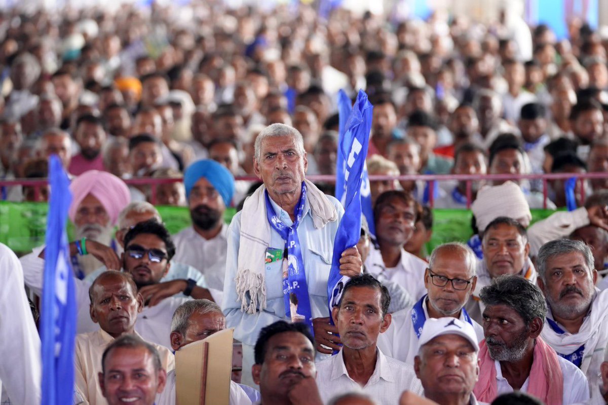 BSP_Haryana's tweet photo. जगाधरी में बहुजनों की मसीहा आदरणीय बहन कुमारी मायावती जी के विचारों को सुनने के लिए उमड़ा जनसैलाब, जोश और जज़्बा स्पष्ट दिखाता है कि इस बार हरियाणा की जनता बीएसपी - इनेलो गठबंधन की सर्वजनहितकारी सरकार बनाने वाली है! 

भाजपा हटाओ, कांग्रेस भगाओ,
इबकै बार हरियाणा में बीएसपी - इनेलो की सरकार बनाओ।