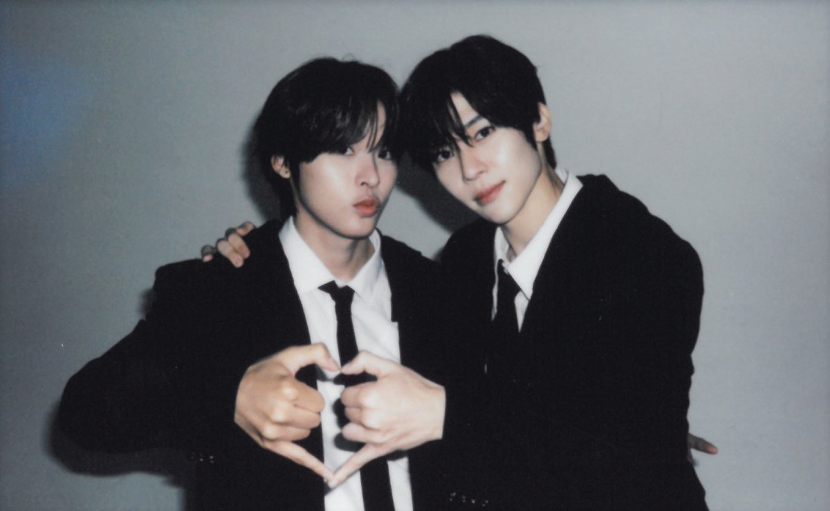 아니 그래서 난 sk 투샷이 거의 다 이 각도인게 너무 웃김 ㅜㅜ 형 왼쪽 얼굴 좋아하니까 리코가 오른쪽 설게요~도 아니고 ㅜㅜ 울고양이가 너무 의젓해 띠발 고마워 리코야..