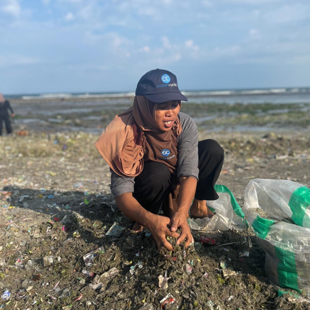 Ocean_Cycle's tweet photo. On Sept 27, 24, we joined East Lombok Environmental Dept, Waste Banks, &amp; the community for a major cleanup at Labuan Haji Beach, Indonesia. Over 70 volunteers collected 2.5 tons of plastic, mostly washed in from a nearby river. Cleanup is just the start—stay tuned for more! 🌊🙌 https://t.co/iSAZDlqpGD