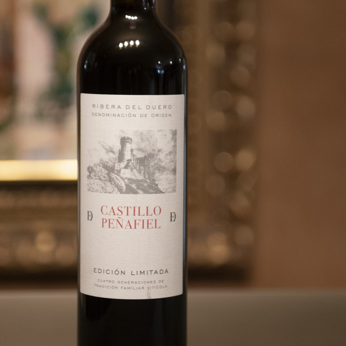 Castillo de Peñafiel Edición Limitada, nacido en la milla de oro de la Ribera del Duero, captura la esencia de nuestra tierra y tradición vinícola. 🍷 🍇