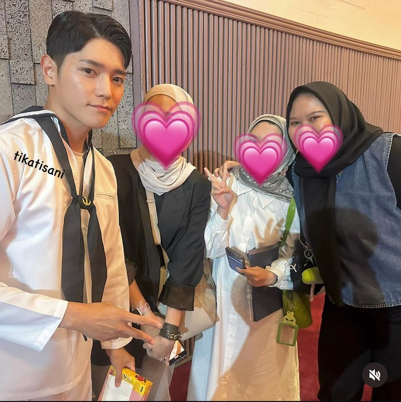 ForTaeyongFess's tweet photo. LUCKY BGT🥹😭 fans yg dari indo yg hari ini nonton pada dapet ttd taeyong! + foto bareng!!!😭 https://t.co/fhEc7lJzsW