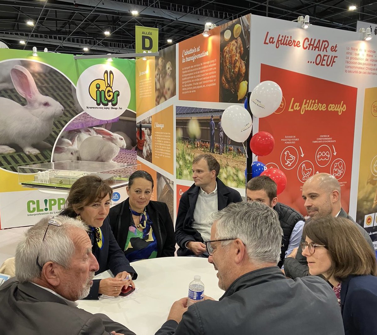 La présidente <a href="/CaroleDelga/">Carole Delga</a> à l’écoute des professionnels de la filière oeufs de france et volaille française sur la question de la souveraineté alimentaire✅

➡️1 poulet sur 2 consommé en France est importé.