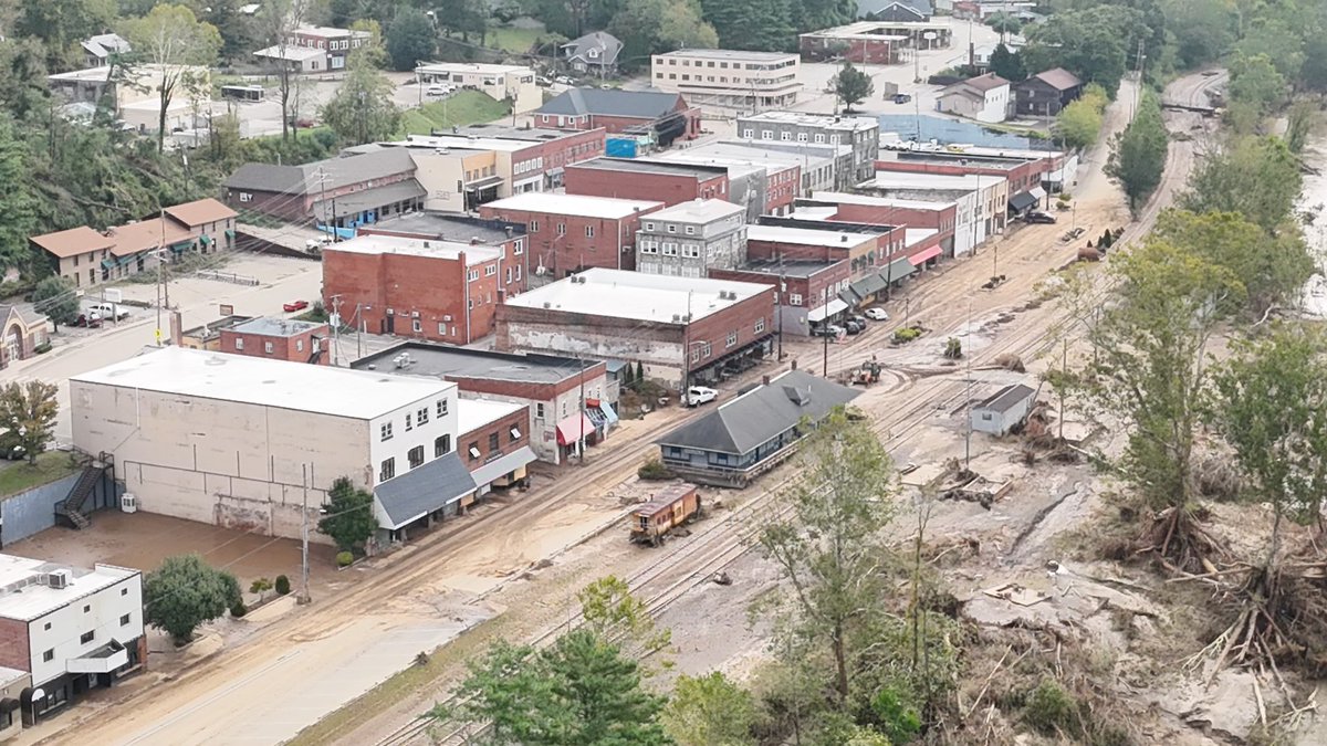 DeannaBallardNC's tweet photo. From @alliancebiblefellowship to the back of my #jeep 30+ cases of water on its way to Sen @RalphHise & families across #Mitchellcountync — They need our HELP, too! Swipe for pictures of @downtownsprucepine & pls continue to pray for our #highcountry! 🙏🏻🫶🏼 #ncpol https://t.co/4XrDJJRmmr