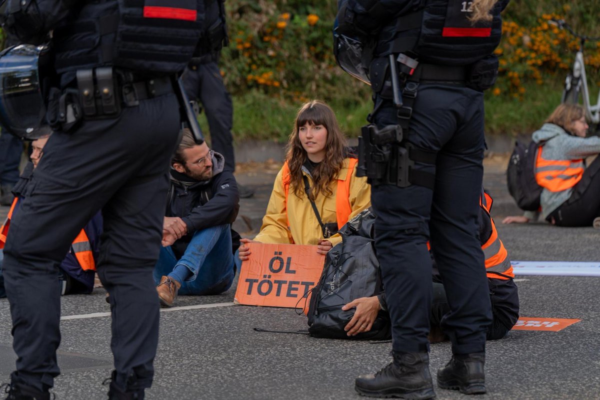 Nach diesem Protest, saß ich 3.5 Stunden in einer 80x80cm Zelle im Polizeitransporter. Wurde 130km nach Gießen ins Gewahrsam gebracht, und da mitten in der Nacht entlassen. 

Ich wusste während dessen die ganze Zeit warum: weil alles was uns lieb ist auf dem Spiel steht! ✊🏻