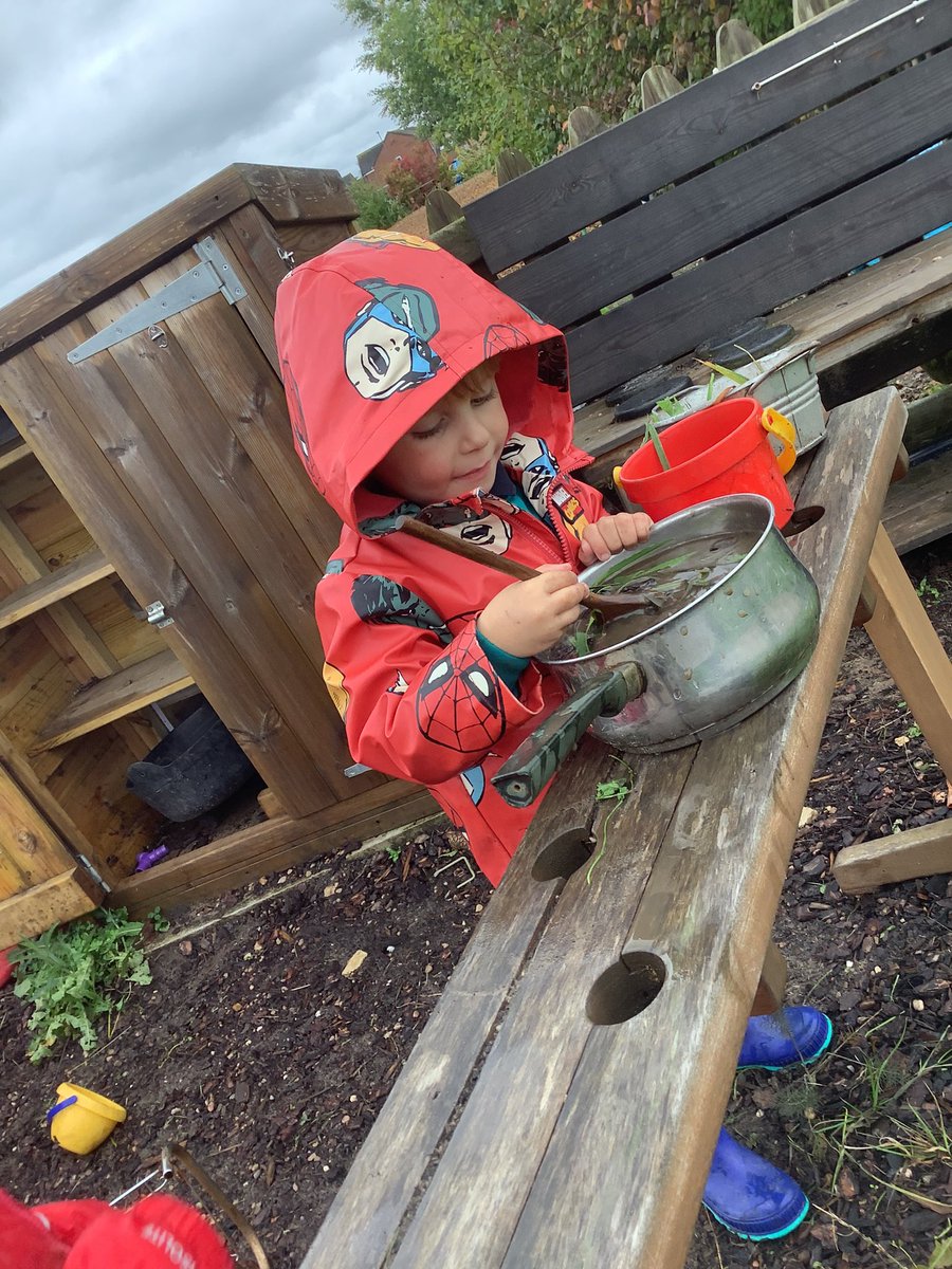 staynorHprimary's tweet photo. Team Esk doesn’t let a bit of rain stop them from exploring in the outdoor classroom. @eboractrust #staynoreyfs #teamesk https://t.co/BxTslHXNvl