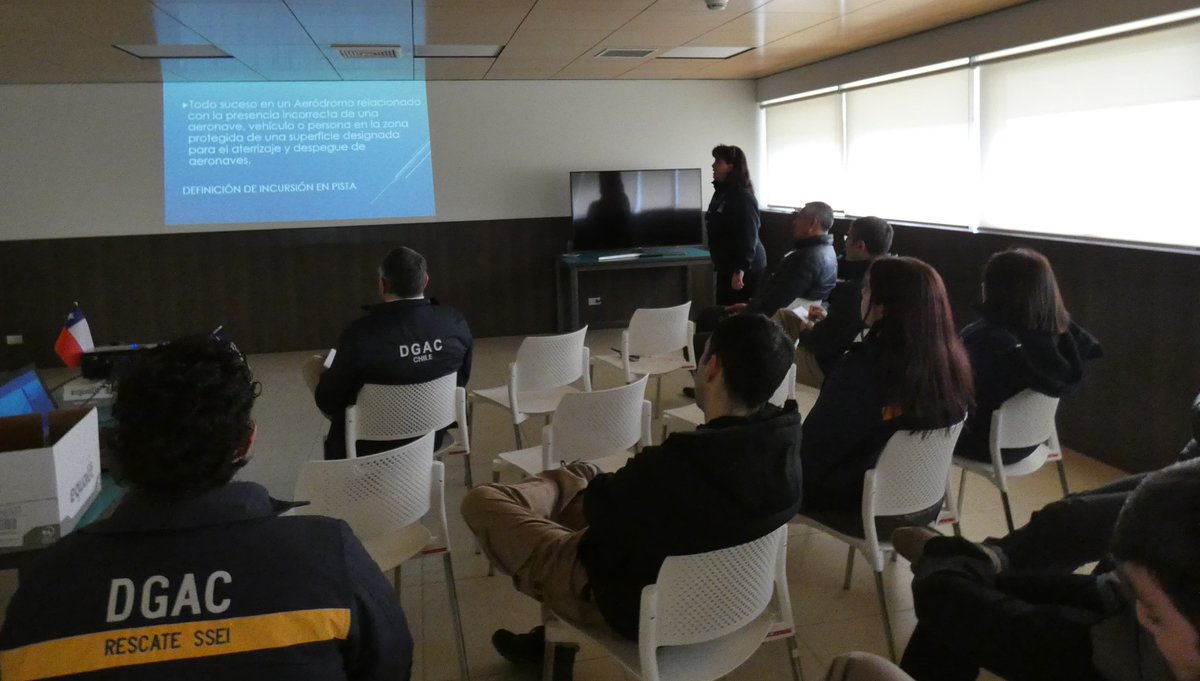 DGACChile's tweet image. #infoDGAC Especialistas del Departamento Prevención de Accidentes #DPA @DGACChile realizaron una Taller sobre “Incursión en Pista” en el aeródromo #Balmaceda. La jornada de prevención y factores humanos contó con la asistencia de representantes de la Fach, JetSmart y Esmax.