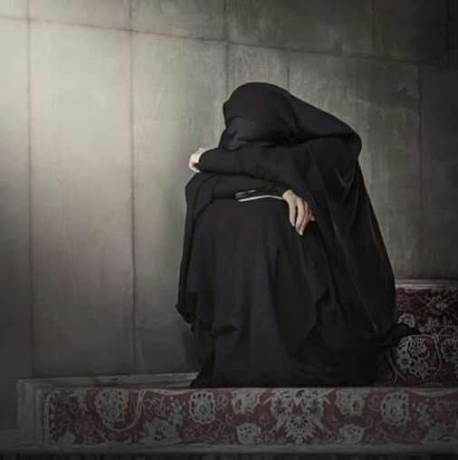 M_ahaaa11's tweet image. میں نے تنہائی، خاموشی ،سادگی،اور خواہشات کی نفی میں اک عرصہ گزارا ۔۔۔اچھا وقت تھا،اپنے آپ سے اور دنیا سے بیگانہ۔۔
پھر مجھے پتہ چلا کہ یہ تو غم کا وقت تھا💔۔۔خود کو بدلو۔۔۔سو بدل لیا ۔۔۔اب مشکل یہ ہے کہ میں خود کی تلاش میں ہوں😢اور
سکونِ قلب کی تلاش کا آخری مقام ذکرِ الٰہی ھے