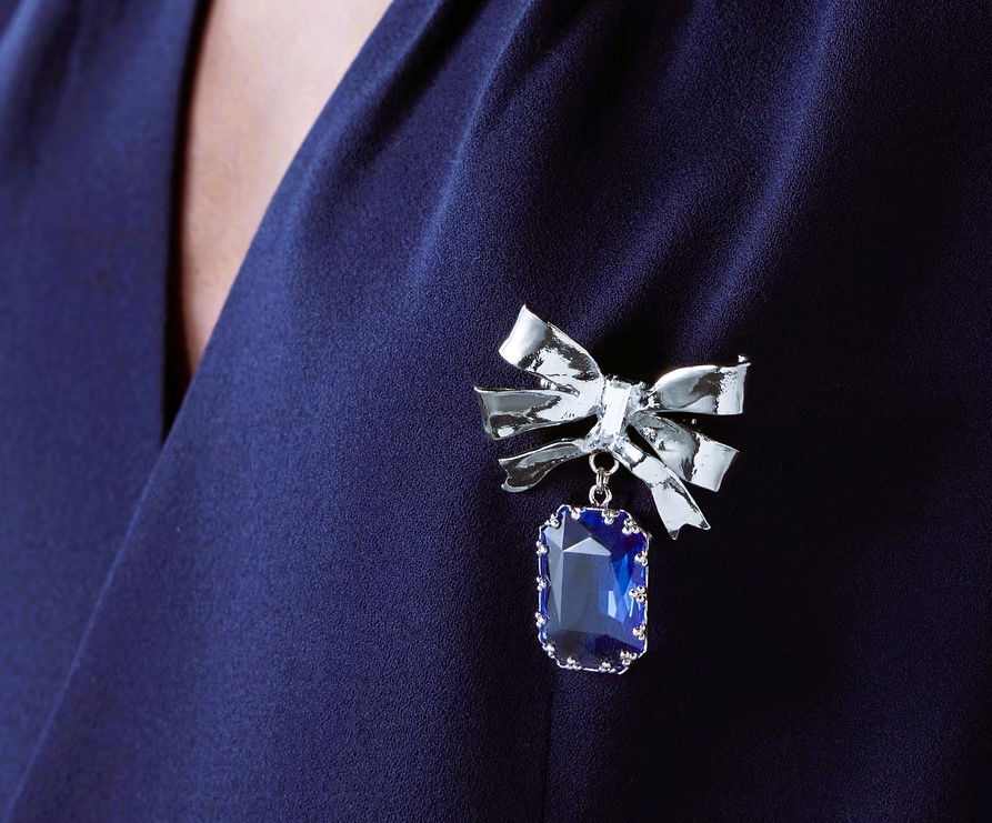 Alessandra Rich effortlessly redefines glamor with her stunning silver-tone crystal brooch. Shaped like an enchanting bow, this piece captures the essence of elegance and sophistication.
#AlessandraRich #FashionJewelry #BroochLove #GlamourAccessories #StyleInspiration