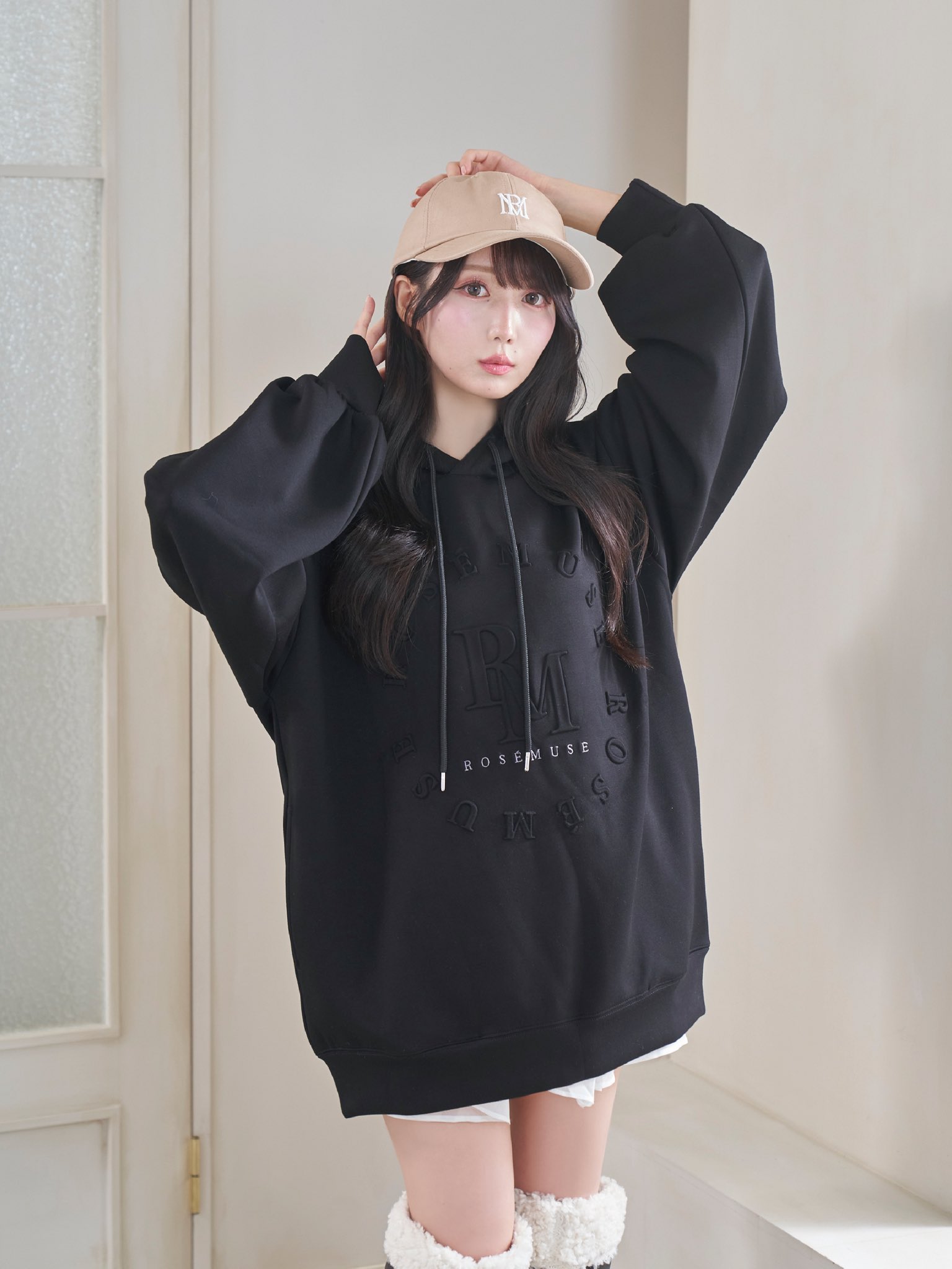 Rose Muse emboss logo hoodie ベージュ