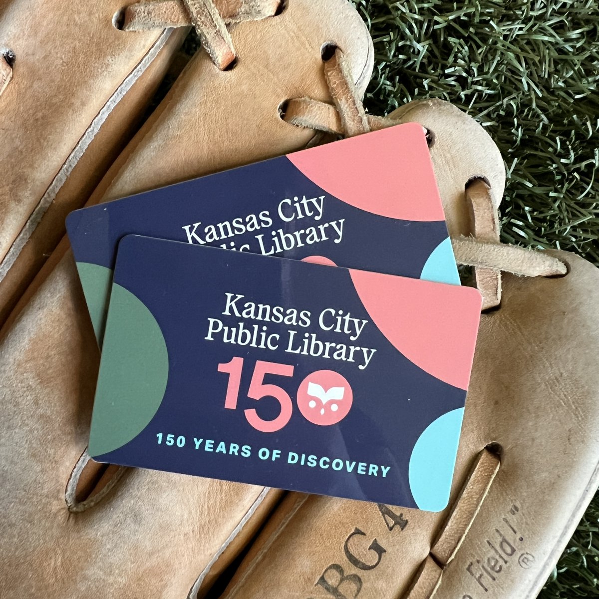 KCLibrary's tweet image. Speaking of wild cards…

A Kansas City Public Library card provides free access to an impressive roster of resources and services: kclibrary.org/card 

Thanks to the more than 4,000 people who got a library card during #NationalLibraryCardSignUpMonth and let’s go @Royals!